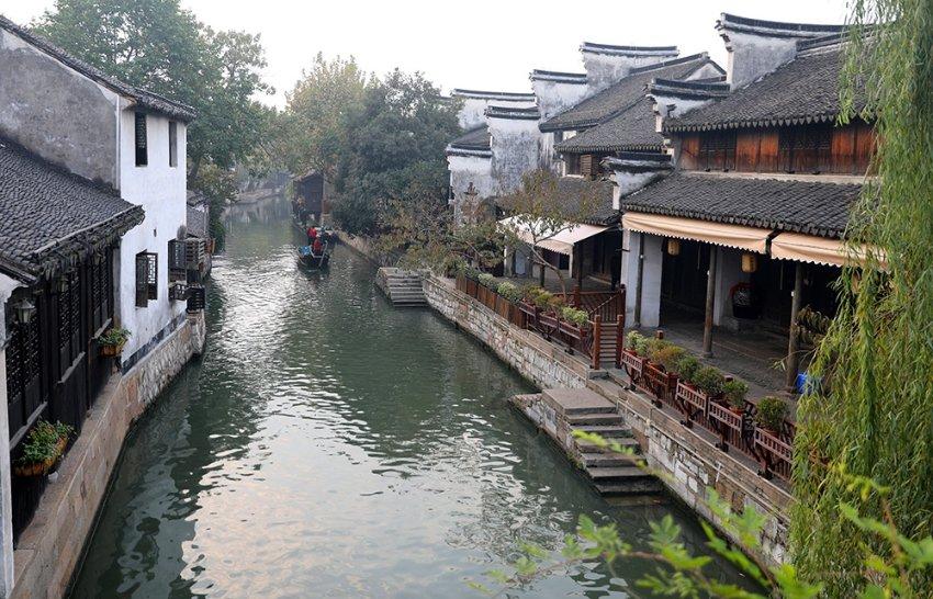白色无袖上衣搭紧身牛仔裤，简约精致，又不失时尚的气息，你会喜欢吗？
